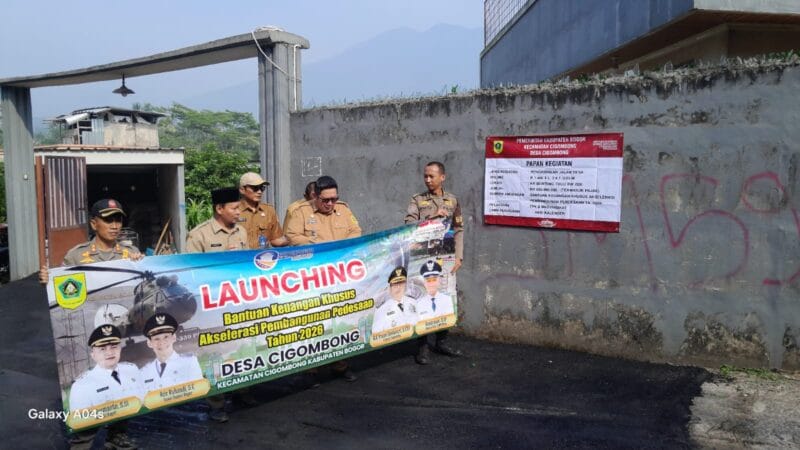 Launching Pengaspalan Jalan Desa Cigombong Resmi Dibuka, Kades Heri Hadir Bersama Unsur Pemerintahan: