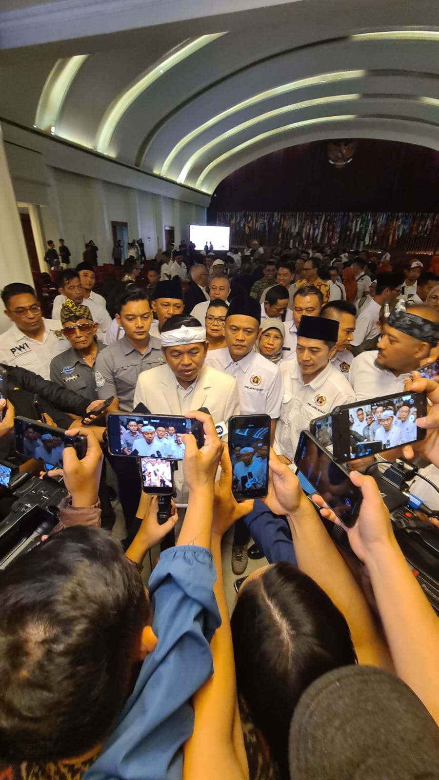 Bicara di Gedung Merdeka, KDM Ajak PWI Jawa Barat Dorong Pembangunan Daerah Hadir di Acara Pengukuhan PWI Jabar, KDM Tekankan Pentingnya Pers yang Independen dan Edukatif